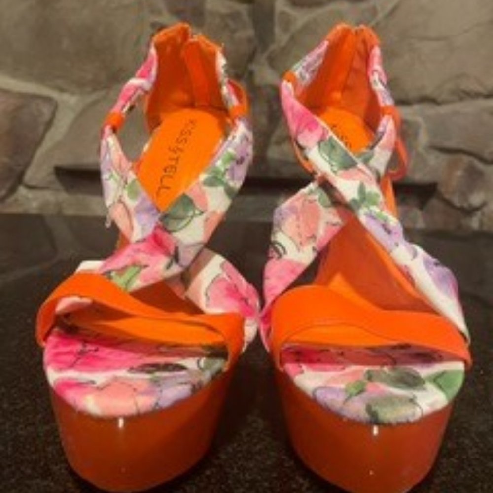 Kiss & Tell Orange platform flower sz9 heels